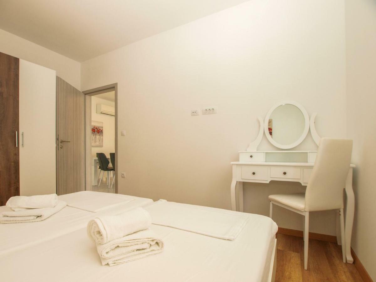 4 Stars Apartments-Pikula Fažana Buitenkant foto